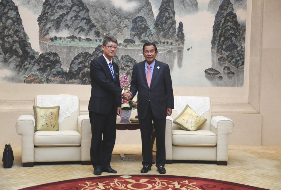 柬埔寨首相洪森会见集团公司董事长李倩一行