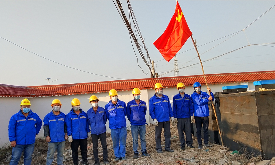 国宏集团党员在一线进行污水处理站建设_副本.png