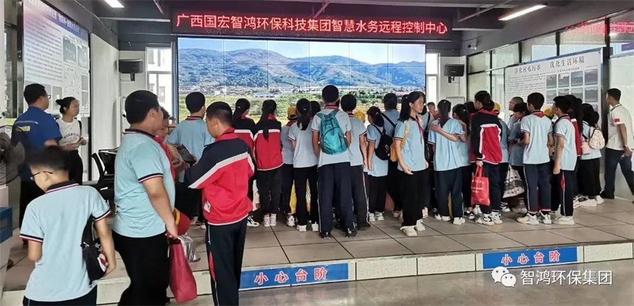 学生参观恭城全国示范性项目 (1).jpg