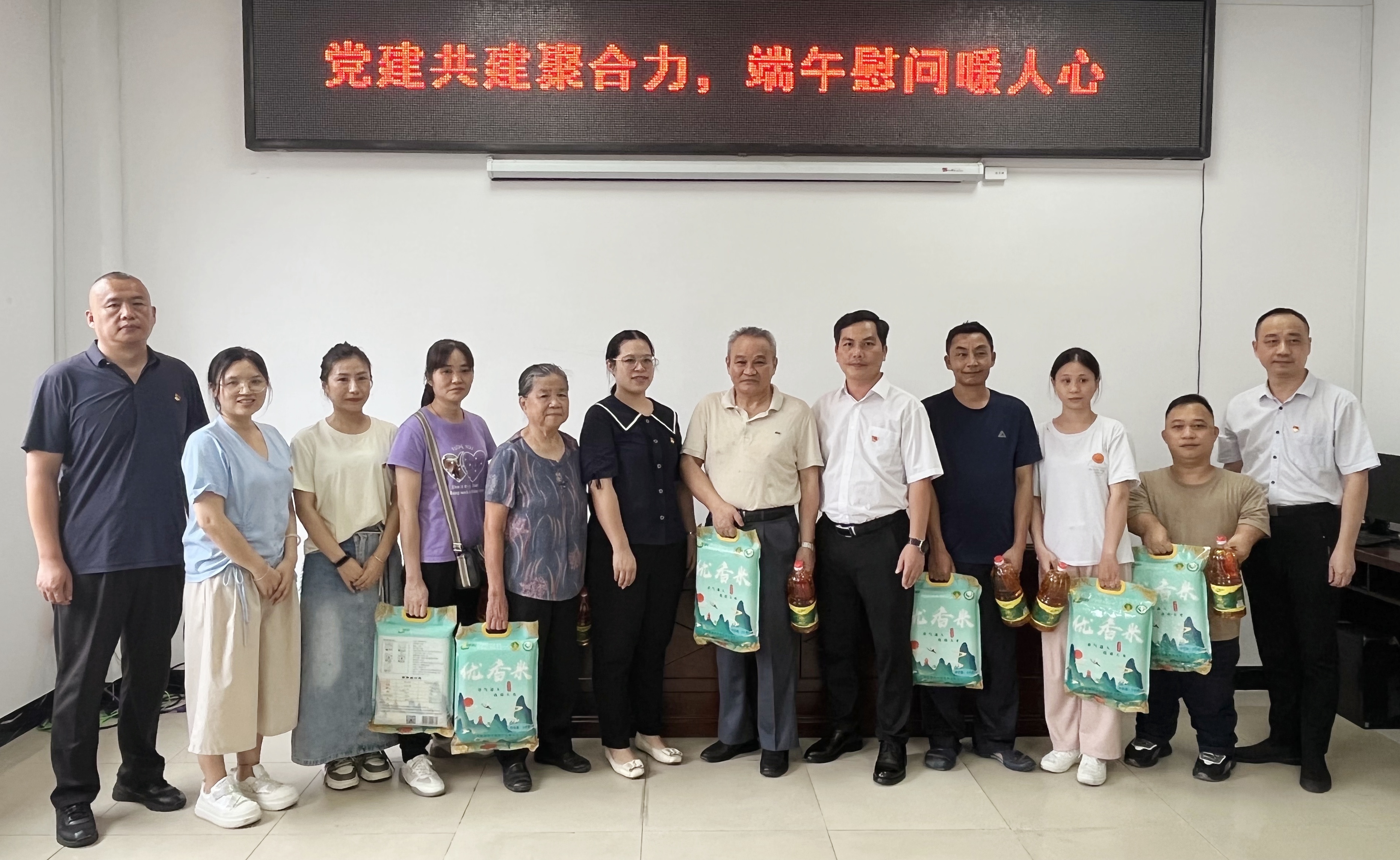 慰问社区困难居民、老党员_副本.jpg