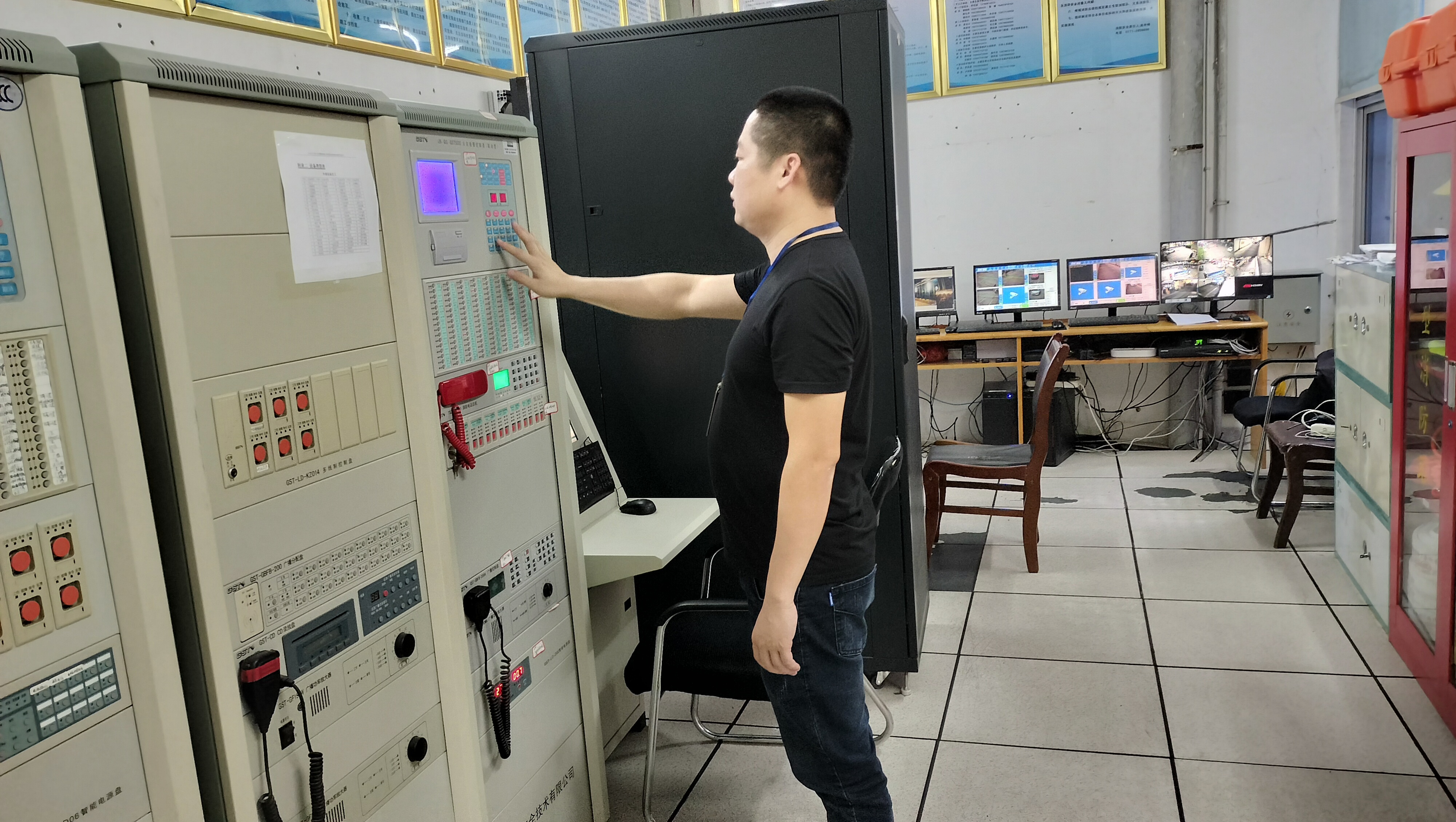 陈敏在核对消防系统故障（1）.jpg