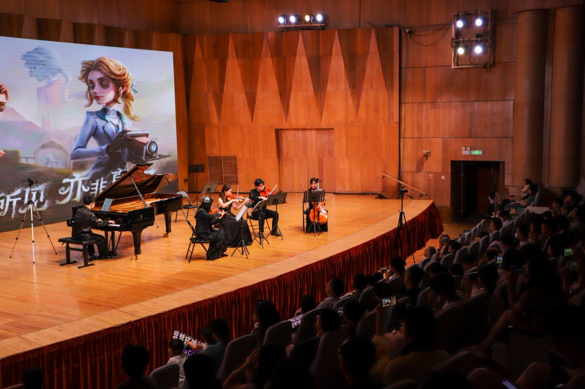 韵阳文化公司成功举办“次元交响诗——陈斯凡跨次元视听盛宴钢琴独奏音乐会”